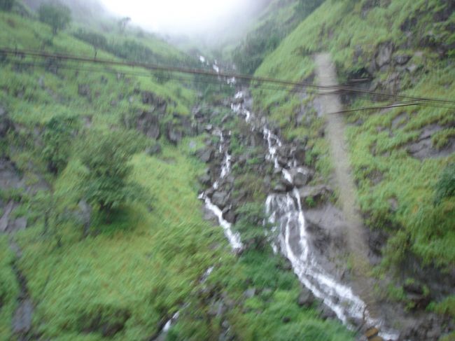 Lonarvaへ行く途中の滝。雨季のLonarvaは滝の名所。山のあちらこちらから降ってくる水は圧巻。