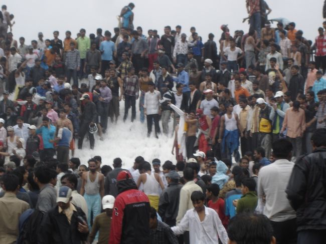 Independence Day!! 滝の中で踊る歌う人々。滝の上まで登ろうと思ったが、カメラが心配でやめた。にもかかららず水をかなりかけられずぶぬれ。
