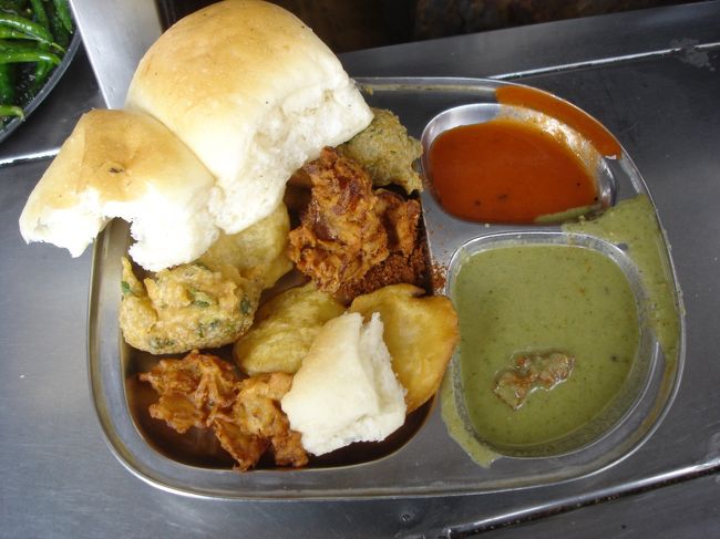 屋台のカレープレート12Rs.　なかなかいけるぜ。