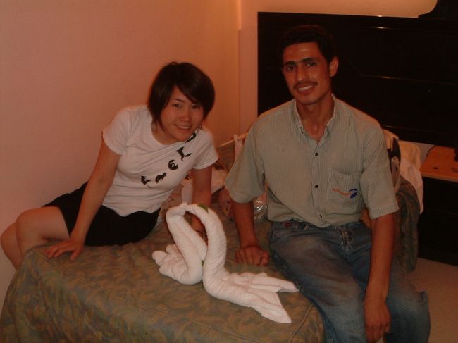 部屋に戻ると白鳥が昨日よりもグレードアップしていた！！昨日のおじさんを見つけて作品と一緒にパチリ☆１コめはつがいの白鳥。ちゅーしてるのがかわいいo(＠＾◇＾＠)o