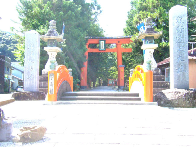 まずは、駅からタクシーで熊野速玉大社へ。<br /><br />いざなぎ、いざなみのみことを中心に、新宮十二社大権現と呼ばれる十二の神々が祭られています。