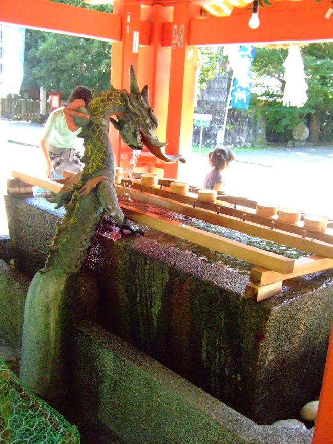 竜。横からみると、ポーズがちょっとカワイイ。<br />熊野の三社には、必ずこの竜がいます。