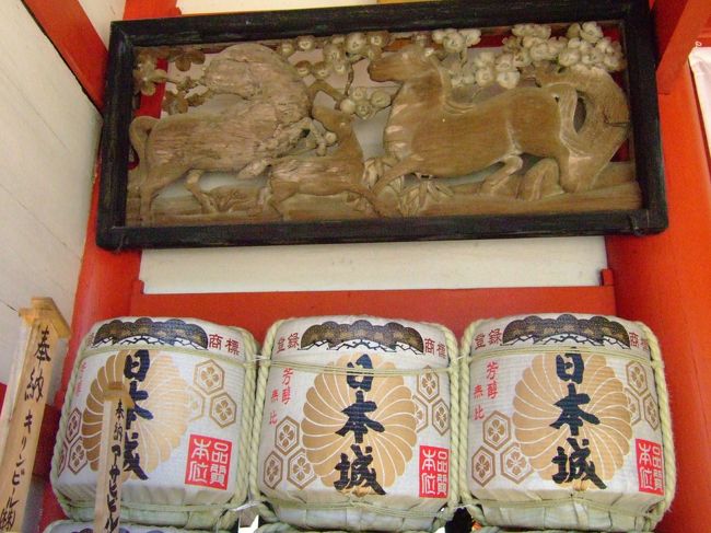 門の左はウマ。