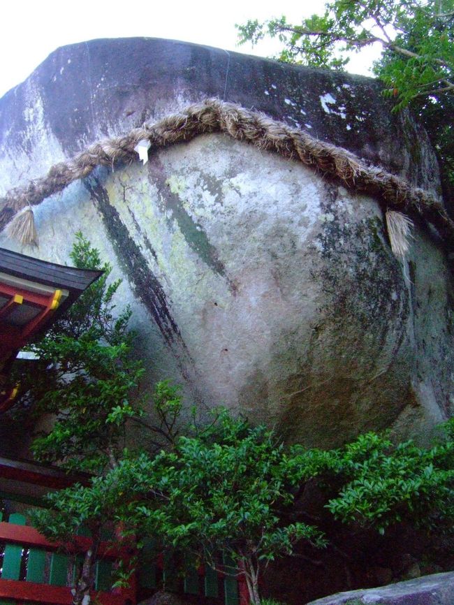 神が鎮座すると言われる岩「ゴトビキ岩」。<br /><br />熊野の地名などには、たまにカタカナや、普通にはない響きのミステリアスなものが多くて、そんなところにも古代からの歴史を感じる。<br />ゴトビキ岩っていう名前も、いいよなぁー。<br />「ゴトビキ」って感じするもんね。なんか。