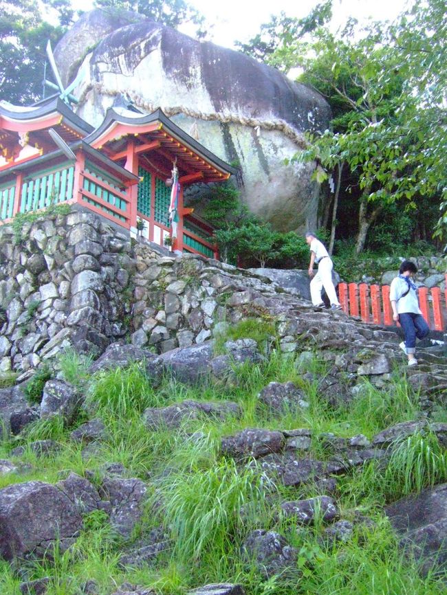 ゴトビキ岩にお参り。<br />ところでゴトビキ岩は、ちょっと魚っぽくないすか？<br />ツートンカラーの、フグとか、そっち系。<br /><br />筆で色付けたようなきれいなツートンカラーは、自然にできたものなんだろうか？すごい…。