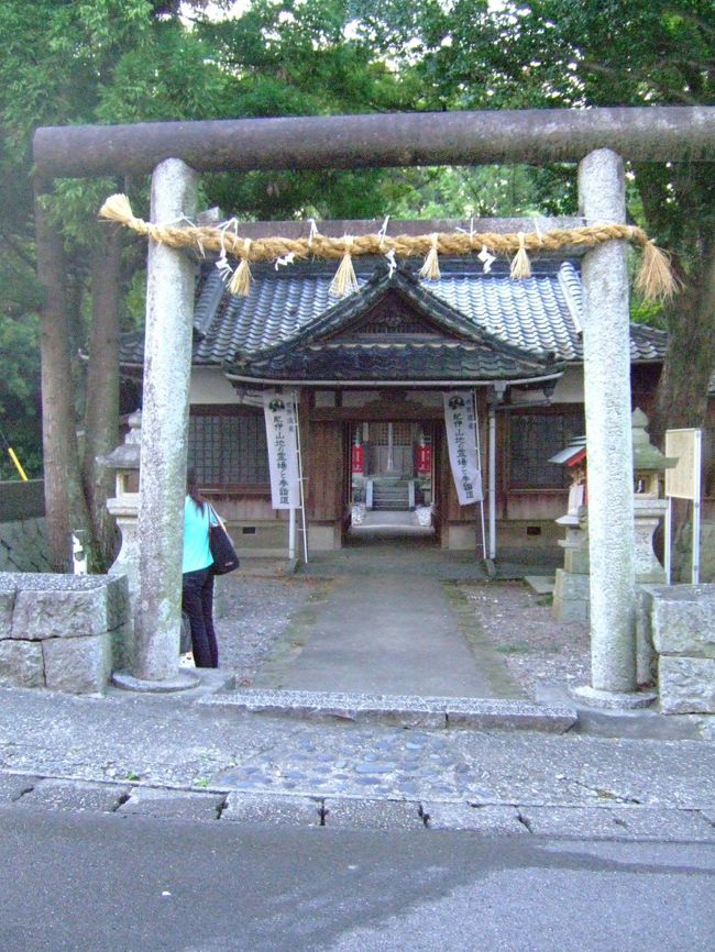 そんなこんなで次は、<br />王子神社にやってきました。<br /><br />王子が浜のすぐ近く。荒ぶる熊野の海の神様を祭る神社です。<br />なんとなく、怖い雰囲気かも…。