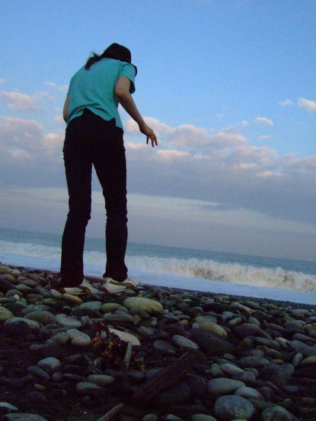 那智黒石を熱心に探す、ユリチン。