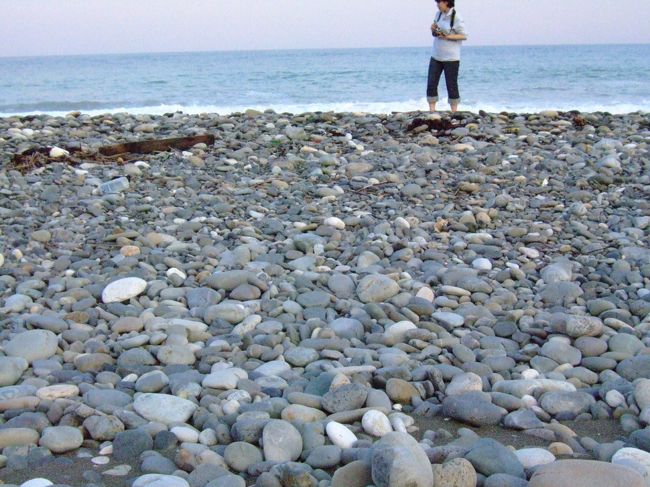 同じく、那智黒石を熱心に探すイケチン。<br /><br />…海女っぽいです。