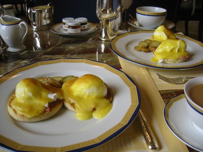 ペニンシュラのザ・ロビーでの朝食です。<br />確かベネディクトなんとか・・とかいうやつです。<br />軽く食べて一人2000円くらいだったような気がします。朝は空いているのでのんびりできました。