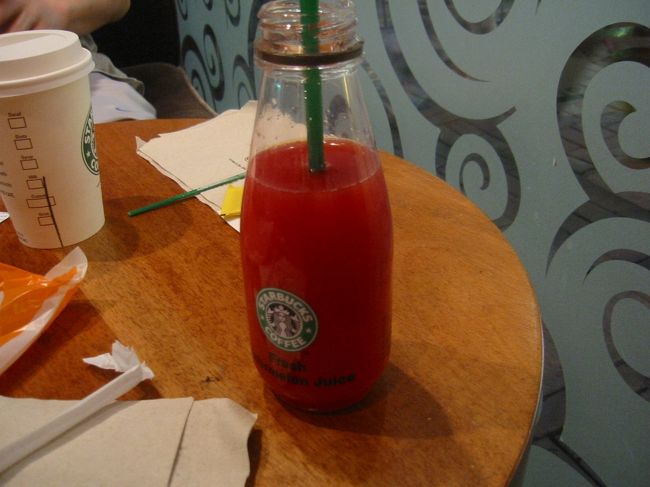 香港スタバのスイカジュースが美味しいと聞いて飲んでみたものの、あまり好みではなく残しました。香港スタバならパッションフルーツのミックスジュースがあるので、それが一番美味しいです！！