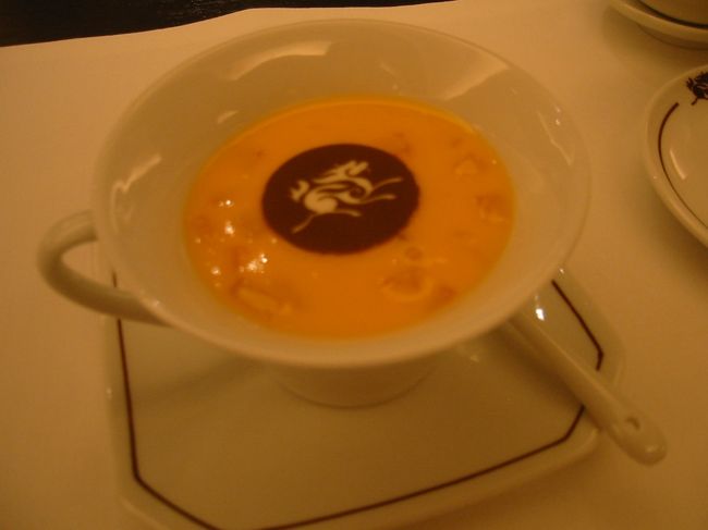 ペニンシュラのスプリングムーン（中華料理・上海料理？）で最後に食べた「マンゴープリン」は濃厚でとっても美味しい！日本ではこんな濃厚なマンゴープリンはどこ行っても食べられそうにないと思います。香港で高級店に入ったら必ずマンゴープリン食べてみて下さい。もう日本で売られているマンゴープリンはまずくて食べられなくなるほどですよ！