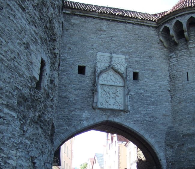 　タリンは世界遺産の町だというので、町全体がそうなのかと思っていたら。船から下りてしばらくは、普通に車がびゅんびゅん、トラムも走ってる都会でした。<br />　そりゃそうですよね。<br />　地図を持っていなかったので適当に歩いていたら、高い塔が見えてきて、土塁に囲まれた町がぽっこりありました。不思議。。。<br /><br />　出迎えてくれたのが、あちこちの旅行記でも紹介されている「太っちょマルガレータ塔」（と、あとで入手した日本語案内にかいていました）。その横の門をくぐります。そこからは、中世ワールド！！<br />　