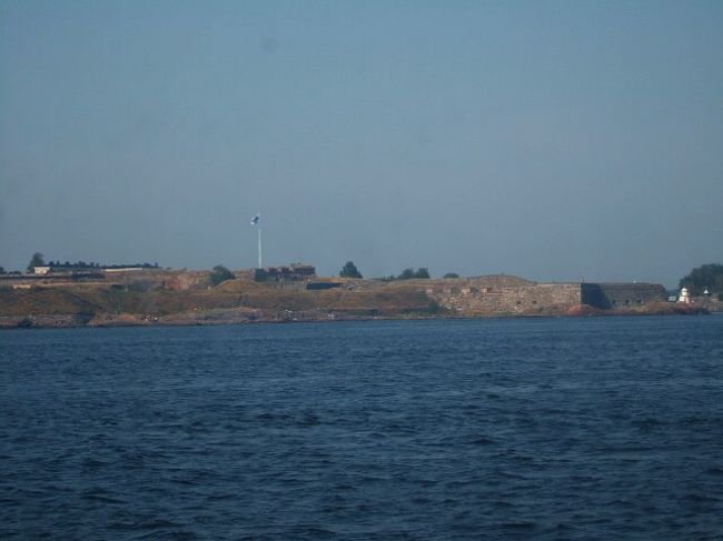 　タリンともうお別れ。船のターミナルにはコンビにのような小さな免税店あり。フィンランドの人たちがわざわざ買いにくるほどお酒が安いと聞いていたので、とりあえずお酒を何本か購入。ミドリ色のペパーミントと赤いクランベリーのお酒。瓶ばプラスチックだったので割れる心配もありません。<br />　<br />　さてさて帰りはよくゆれました。<br />　やっと静かになったと思ったら周囲に島が見え始め。。<br />　フィンランドの旗がたっているのは世界遺産のスオメンリンナでは？？　他にも家が一軒だけたっている島もあり。どの島も平らなのが不思議。日本は島といえば山だけれど、こちらでは岩盤なのです。