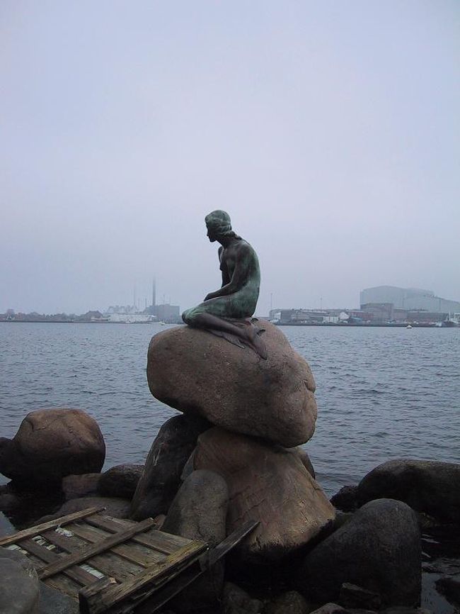 コペンハーゲンといえば人魚の像。真っ先に行きました。これで’世界３大がっかり’完全制覇です（諸説あるのは承知の上で）。私の中でのがっかり度は２番目でした。ちなみに’ヨーロッパ３大がっかり’も制覇です。