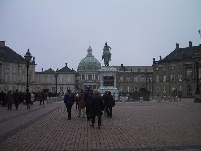 アメリエンボーAmelienborg宮殿の中庭。アメリエンボー宮殿は現在の王宮で女王の住居です。たくさんの人が集まっているのは衛兵交代式の見学のため。