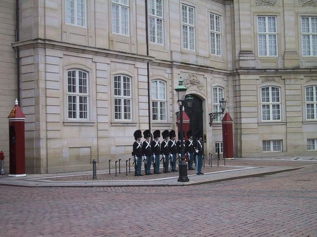 アメリエンボー宮殿の衛兵交代式。これを狙って正午に来た。