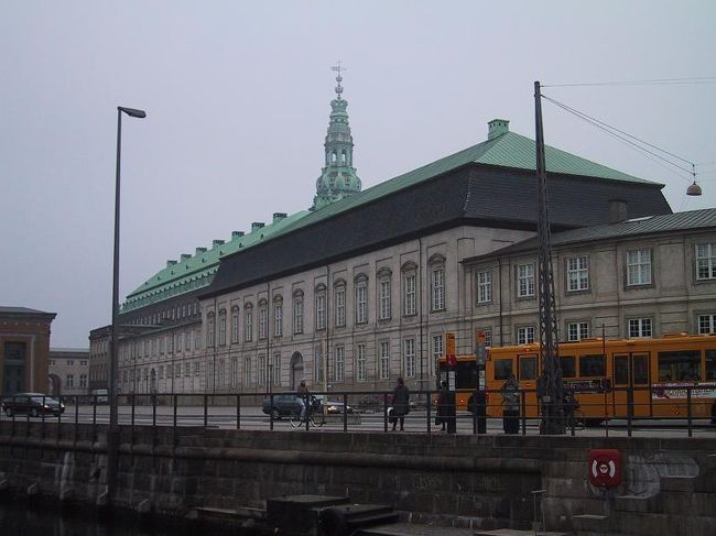 運河沿いを散策しました。クリスチャンボーChristianborg城を左手に見ながら歩きました。