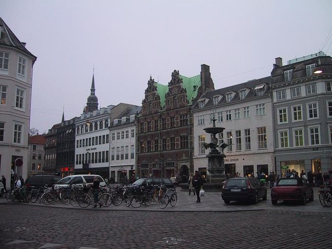 ストロイエStr&amp;oslash;getのアマートーゥAmagertorv広場。ロイヤル・コペンハーゲンとジョージ・ジェンセンというデンマークを代表するブランドの店舗が並んでいる。