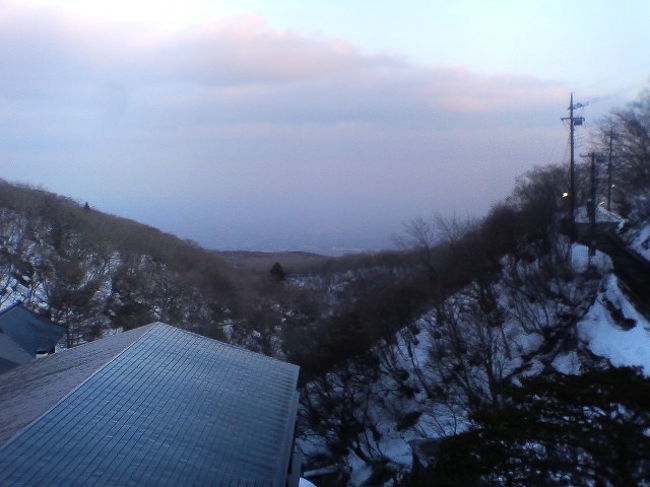 部屋からの眺めです。ちょうど真冬の夕暮れで、とってもステキでした。静かな宿で、心が洗われます。