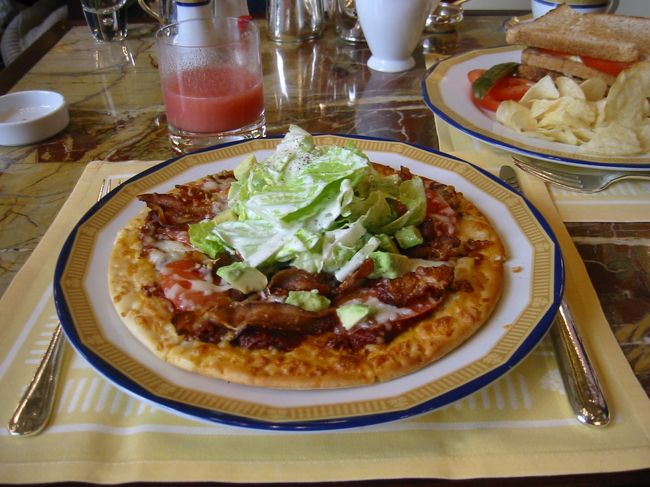 ペニンシュラホテルのザ・ロビーのピザ。<br />ベーコンとレタスのトマトソース味。<br />ボリューミィで美味しいよー。