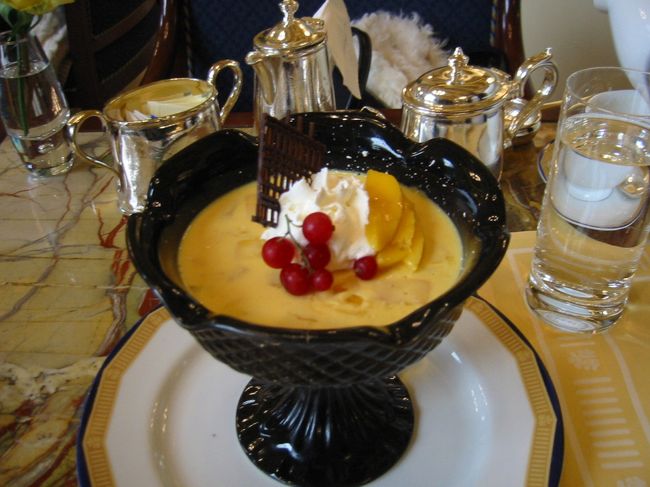 ペニンシュラのザ・ロビーのマンゴープリン。<br />大きくて結構量ある！<br />果肉いっぱいで、他店のマンゴープリンに比べるとプリン生地はクリーミーでした。美味しい。