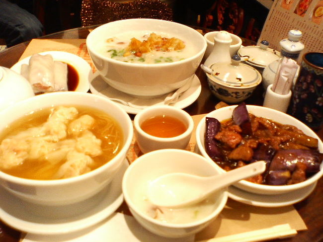 糖朝。お粥とワンタンメンと茄子と肉の炒め物。<br />美味しいプラス安かった。
