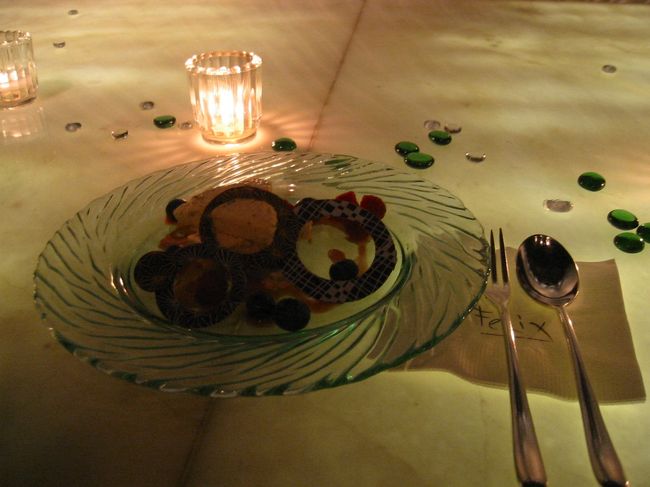 ペニンシュラの高層階にあるFelixというバー。<br />デザートも注文したものの、お酒入っているデザートだったのでお酒が苦手な私はペロッとたいらげることはできませんでした。<br />雰囲気も味もステキだったなぁ。<br />白人が多くて、私みたいな小娘には場違いな雰囲気だったけど、関係ないもん！行きたきゃいくもん！て感じ。