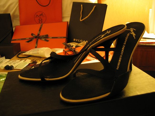 ジュゼッペザノッティのミュール。<br />ハーバーシティのオンペダーのセールで15000円でゲット。<br />残念ながら華奢なデザインのためヒモの付け根がとれてしまい、修理しましたがあまり活躍できませんでした。。。