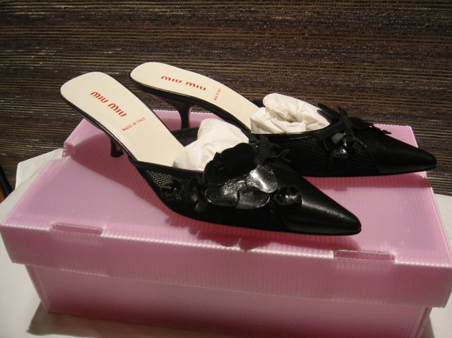 ＭＩＵＭＩＵの黒ミュール。<br />お花のデザインでとってもキュート。<br />アウトレットの新品で15000円で購入。<br />今も大活躍！！そしてこれからも大活躍間違いない！