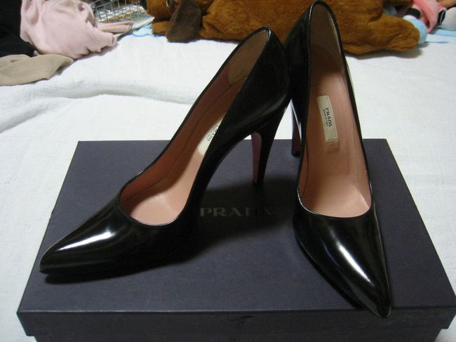 プラダの黒パンプス。<br />アウトレット新品で20000円で購入。<br />エナメルなので丈夫で完璧なラインにうっとり♪