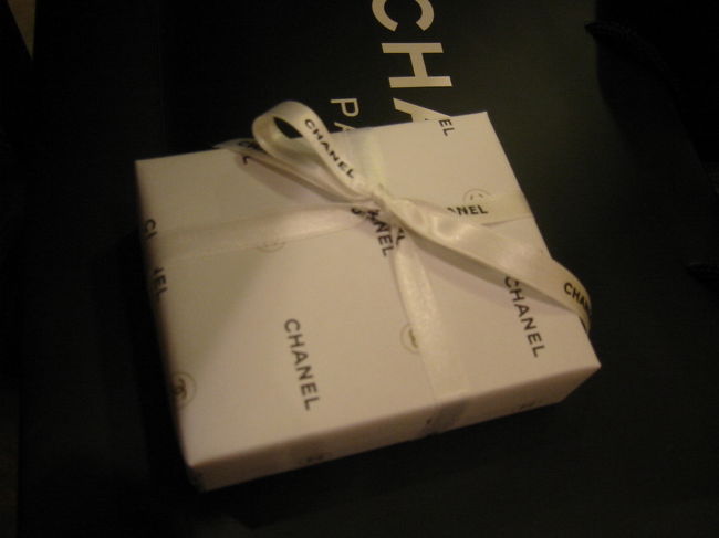 シャネルでは前のシーズンのアクセがセールになってました。<br />中には日本の半額くらいの品もあります。<br />店員さんに言えば出してもらえますが、ペニンシュラのシャネルではセール品はないです。リーガーデンで購入しました。