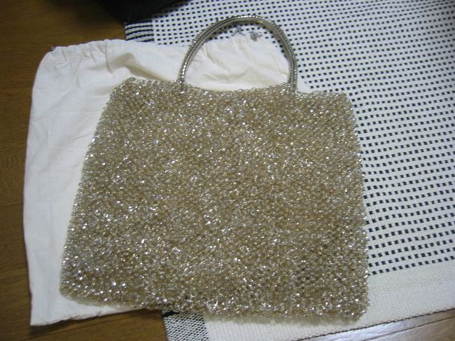 アンテプリマのバッグ。<br />日本未入荷のバッグがとても沢山ありましたが、<br />結局定番品を買いました。日本と比べて15％くらい安かったです。