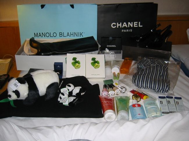 マノロのブーツがセールで半額の70000円で買えました！もちろん直営店での購入です。<br />かわいいパンダのぬいぐるみも買えて満足。<br />ＤＦＳにパンダグッズあります。