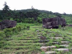 13:25　かなり不便な世界遺産

着きました！世界遺産・和順支石墓（ファスンコインドル／Hwasun Dolmen Sites）群。

と言ってもココまで来るのはかなり大変。

まずは光州（クァンジュ／Gwangju）バスターミナルから路線バスに揺られ30分、降りたバス停にいたタクシーで30分、かなり大変なところにあります。

タクシーの運ちゃんは韓国語のみで友人と話していましたが、どうやってここまで来たのか、私にはさっぱり分かりませんでした。