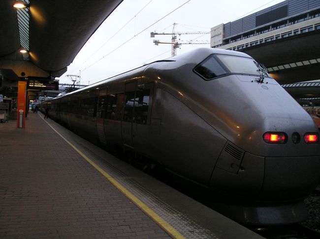 オスロ中央駅から空港に向かうこのエアポート・エクスプレスは13番線から、私が利用したローカル線は、10番線からの発車でした。チケット売り場でローカル線の発車時刻やホームを教えてくれますが、電光表示板にも出ています。<br /><br />帰国日、ホテルの朝食時間の前にチェックアウトして、ローカル線（スカンレイルパスを使いたいがために）で空港へ向かい、帰国の途につきました。<br /><br />長い旅行記にお付き合いくださり、大変感謝しています。<br />ありがとうございました！！