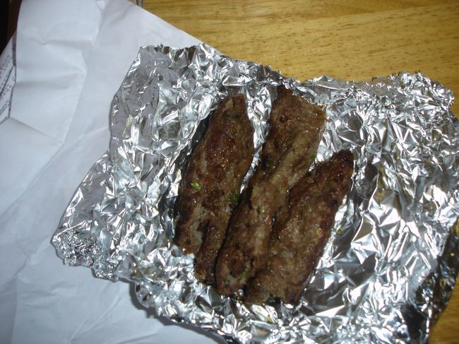 Take Awayしてホテルで食べたKebab、スパイスがきいてこりゃうまい。