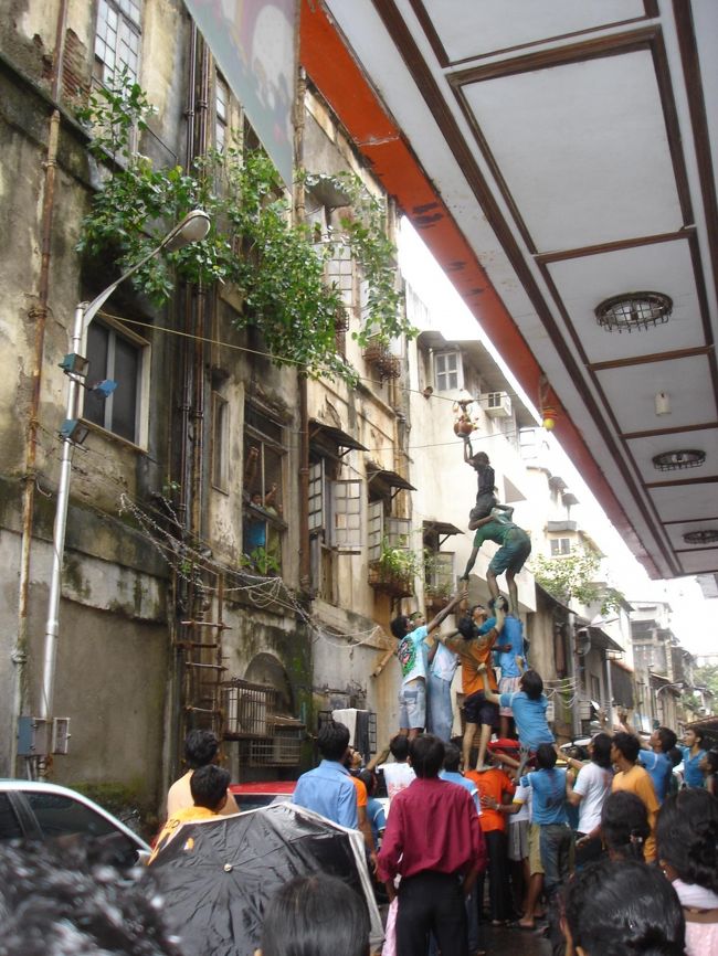 ムンバイの祭り。人々が各チームを作ってビルの間にかけられたPotを落とす。各Potには賞金がかかっているが、ビル５Ｆ以上の高さのものもある。Big Teamでなければ落とせない。これは小さいもの。