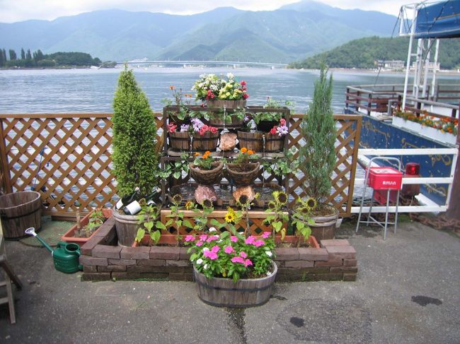 まずは遊覧船に乗って河口湖をまわってきました。遊覧船乗り場にはちょっとしたガーデニングがありました。