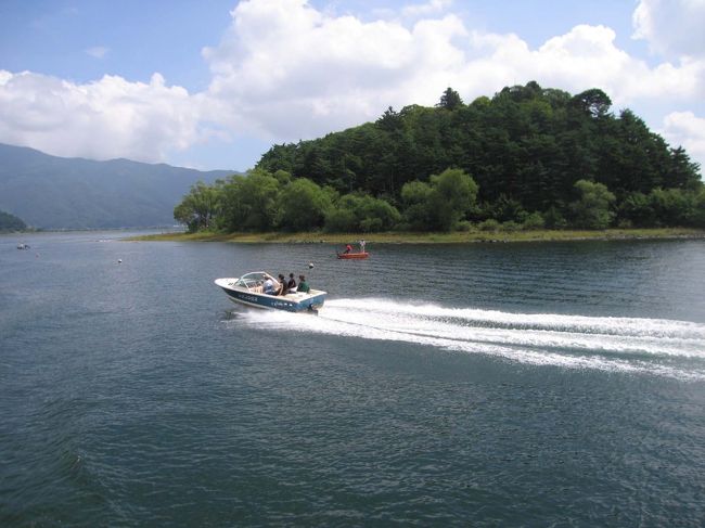 モータボートがピュ〜ッと走っていて、すごく気持ち良さそう(^^)（ただし、お値段はちょっと高めでしたが）
