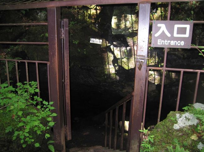 蝙蝠穴の入口にやってきました。コウモリに会えるかな？o(^-^)oﾜｸﾜｸ