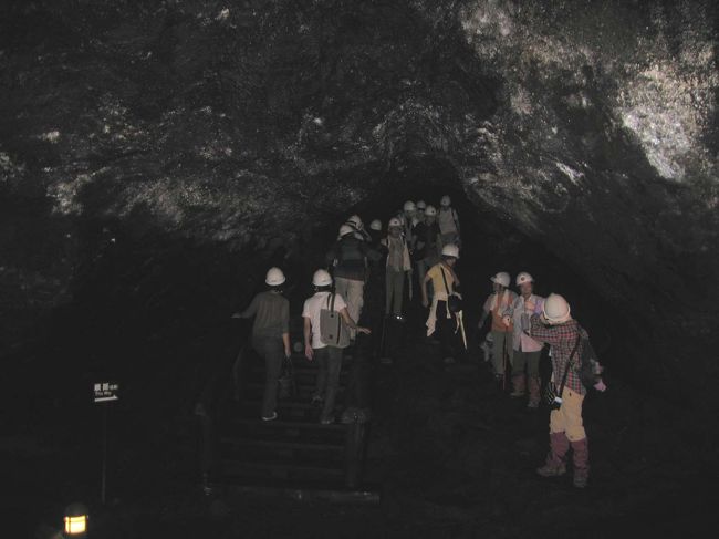入場ゲートで渡されたヘルメットをかぶって洞窟を入っていくと、中がひんやりしていて気持ちいい！<br />入口はいってしばらくは歩きやすいですが…