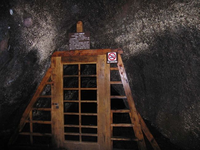 ここから先がコウモリの保護区なので中には入れません。この奥にコウモリが暮らしているらしい。<br />残念ながら人が入れる範囲の場所ではコウモリには会えませんでした。