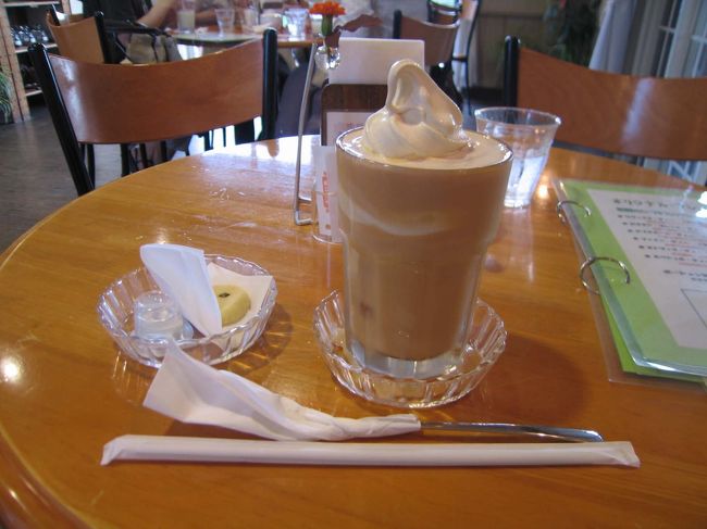 ハーブ館にはティールームもあり、色んな種類のハーブティーがあります。<br />私もここで、ミントティーのフロートをいただきました。ハーブのクッキーも付きます。<br />そう言えば、お昼にソフトクリーム食べたのに、またアイス。。。(--;)（と、気づいたのは出されてからだった。）