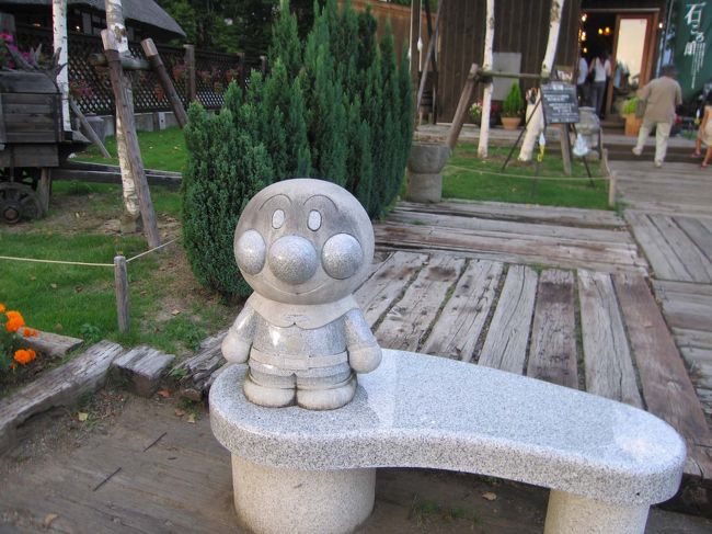 「石ころの館」の入口前のアンパンマンの石造です。（アンパンマンの石造って色んな観光地にあるらしい。。。）