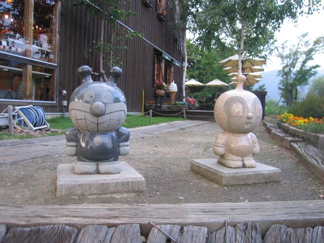 バイキンマンとドキンちゃんの石造も発見！