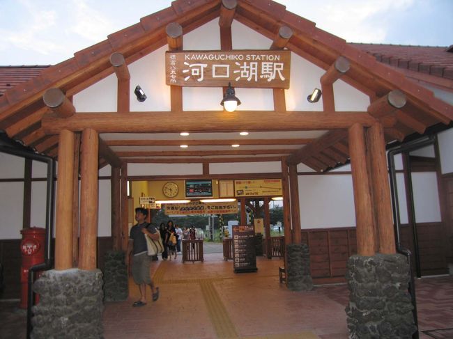 富士山をバックにした河口湖の駅舎は、木の造りでスイスをイメージしているそうです。