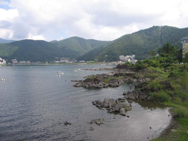 お昼食べた後は、湖畔沿いを少し散歩しました。