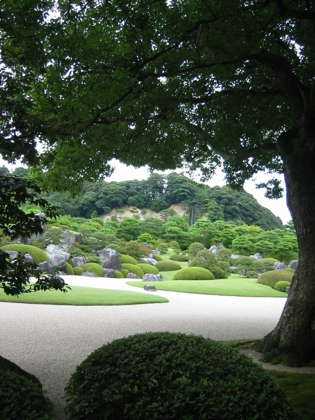 写真の中にある滝はこの庭園の為に<br />人口的に造られたそうです。<br />実際には庭園の敷地の外の<br />さらに道路を挟んだところにあるんですが<br />それにしても<br />すばらしい遠近方ですねっ！！<br /><br />