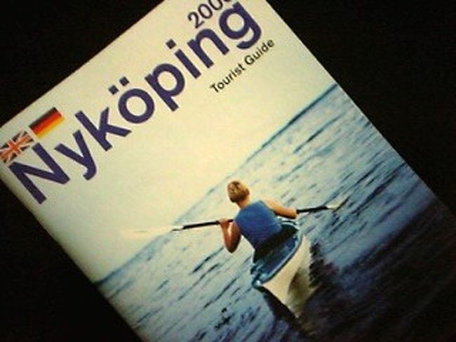 Stockholm Skavsta空港は、ストックホルム市の遥か南、Nykoping(oにはウムラウト?付)という小さな町にある。<br />無理矢理カナ書きすれば「ニショピン」か?<br />北欧言語のアルファベット発音が訳が分からん。<br /><br />Ryanairはここを北欧のハブ空港に育てたいらしい。<br />路線網は既に相当充実しており、ヨーロッパの主要都市(もちろん“似非○○空港”も多いが…)を網羅している。<br />ターミナルは活気に満ち溢れていた。<br />地元の観光局も空港を町興しに利用したいらしく、空港の観光案内所にはNykopingの立派な観光パンフが多数。<br />ストックホルムのパンフはほとんど無い。<br />しかし、乗客のほとんどはストックホルムに直行するのが現実のようだ。<br />ターミナルは北欧らしく清潔感があり、同じRyanのハブでも、格安航空の巣窟と化した他の空港とは一味違う。<br />建物のあちこちに木材を多用しており、洒落ている。