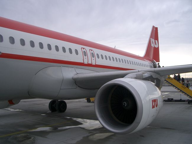 ウィーン空港から飛行機に乗り込む。<br />LTUという飛行機会社だか、旅行会社だったかのチャーター機。<br />こっちでは良くあるスタイル。<br />